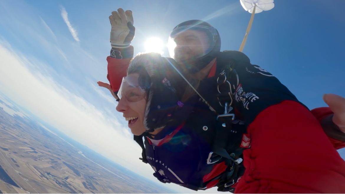 Ollie en chute libre lors d'un saut en parachute adapté